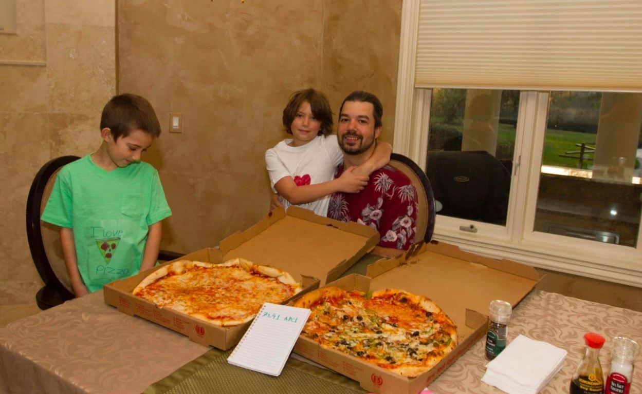 Laszlo avec ses deux enfants et les pizzas