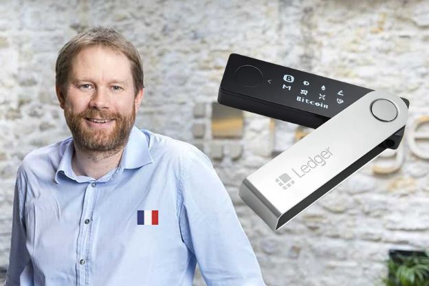 Photo d'Eric Larchevec avec une ledger à droite, un petit drapeau français sur sa chemise