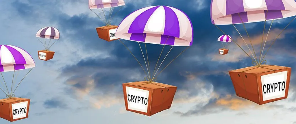Caisse dans les air avec un parachute violet et blanc. Sur la caisse une étiquette où il est écrit "Crypto"